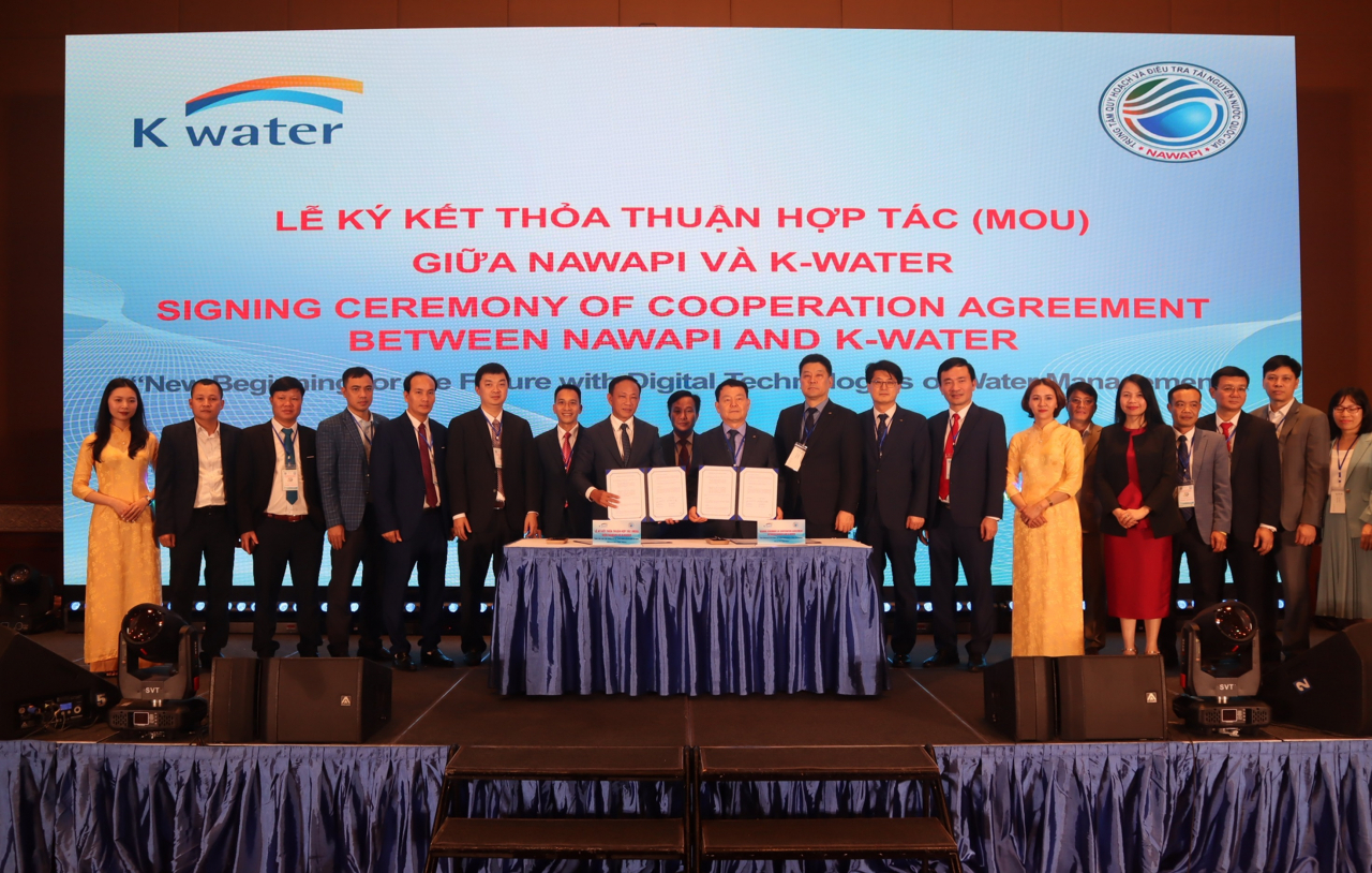 K-water CEO Yun Seog-dae (tenth from left) and officials from Vietnam's National Center for Water Resources Planning and Investigation pose for a photo at a memorandum of understanding signing ceremony, in Hanoi, Vietnam, March 15. (K-water)