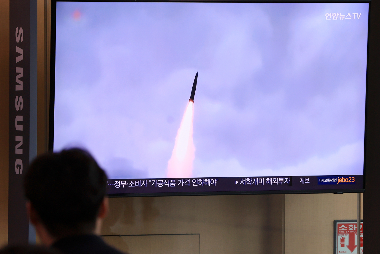 People watch a news report of North Korea’s launch of a short-range ballistic missile at a train station in Seoul on Monday morning. (Yonhap)