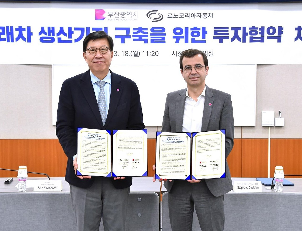 Renault Korea Motors CEO Stephane Deblaise (right) and Busan Mayor Park Heong-joon pose for a photo after signing a memorandum of understanding at the Busan city hall on Monday. (Busan Metropolitan City)