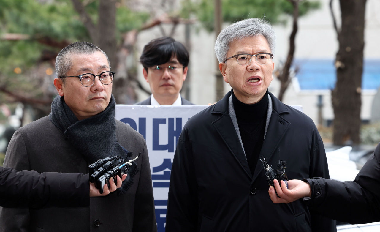 Park Myung-ha (left), who heads organizational affairs at the Korea Medical Association (KMA), and Kim Taek-woo, the head of the KMA's emergency committee, speak to reporters before being questioned by the police in Seoul on Tuesday. (Yonhap)