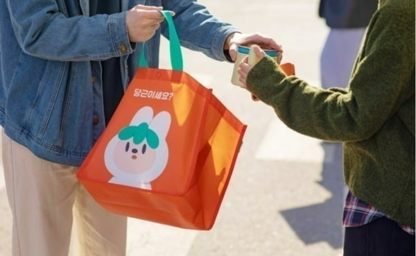 An image from an ad features the purchase of secondhand goods through the Karrot app. (Danggeun Market)