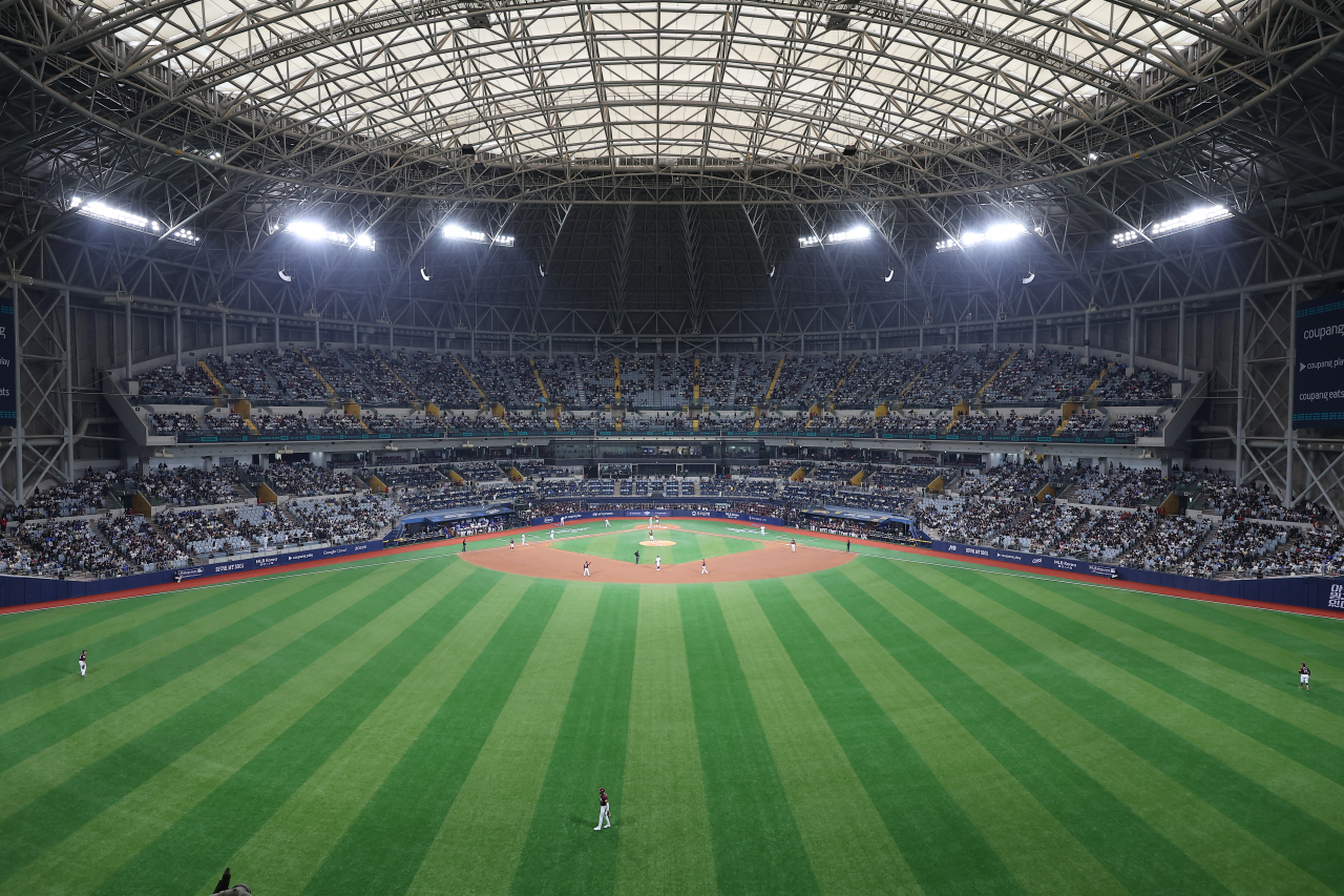 This photo shows fans attending an exhibition game between the Los Angeles Dodgers and the Kiwoom Heroes at Gocheok Sky Dome in Seoul on Sunday. (Yonhap)