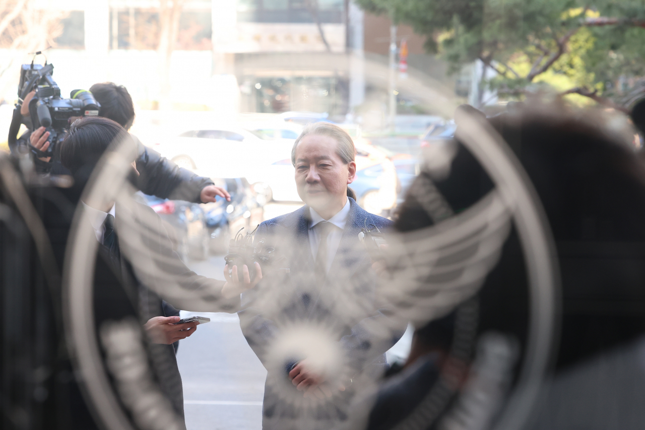 Joo Soo-ho, chief spokesperson of the Korean Medical Association, speaks to reporter in front of Seoul Metropolitan Police Agency's public crime investigation office in Seoul on Wednesday. (Yonhap)