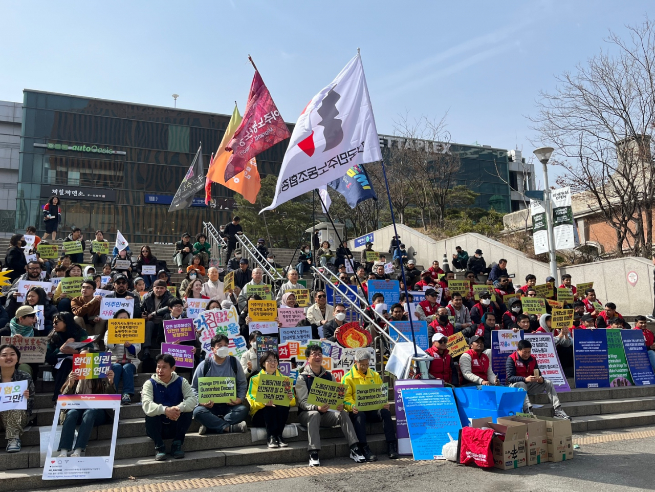 Foreign workers hold a protest outside Seoul Station, in central Seoul, Sunday, demanding better treatment and legal protection against discrimination for non-Korean laborers. (Lee Jaeeun/ The Korea Herald)