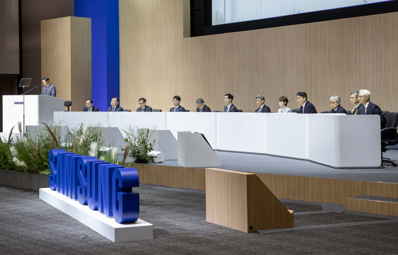 Samsung top executives hold first open talk session with shareholders at the company's 55th annual shareholders meeting in Suwon, Gyeonggi Province, Wednesday. (Samsung Electronics)