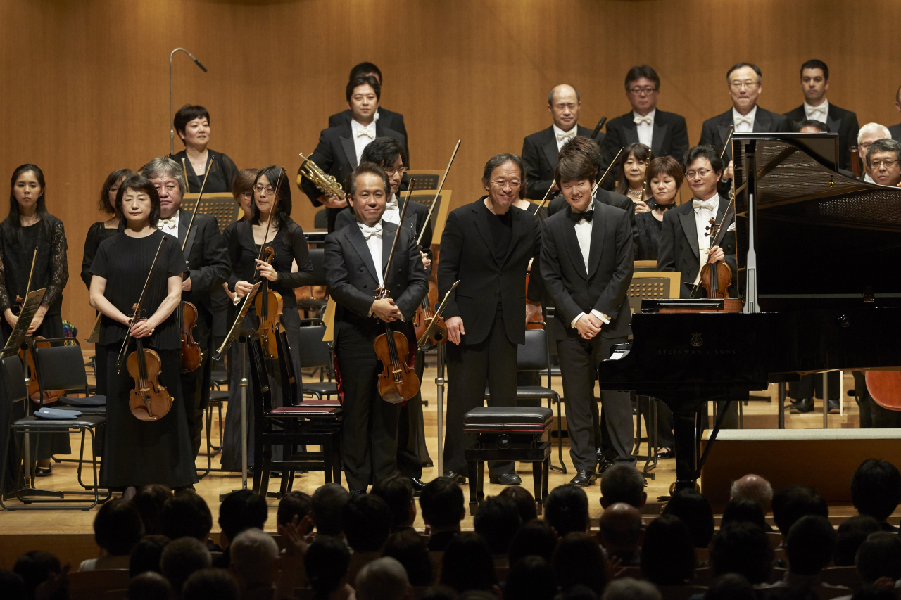Maestro Chung Myung-whun and pianist Cho Seong-jin greet the audience with the Tokyo Philharmonic Orchestra in September 2016 in Tokyo, Japan. (Credia)