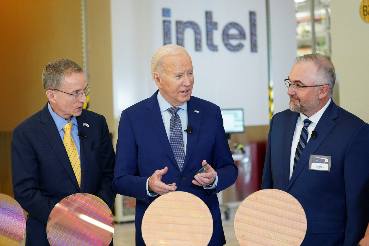 U.S. President Joe Biden tours the Intel Ocotillo Campus, in Chandler, Arizona, US on Wednesday. (Reuters-Yonhap)