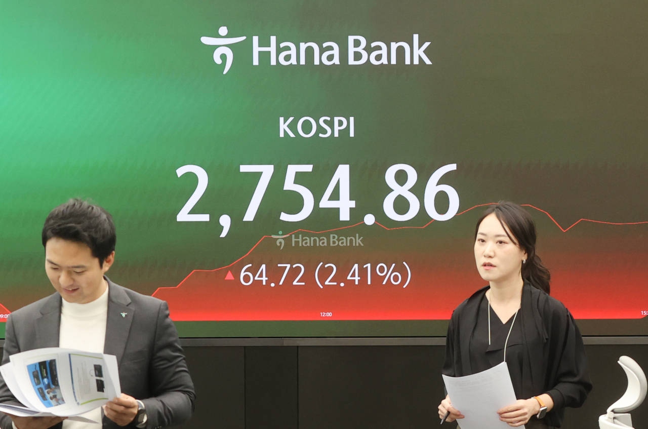 An electronic board shows Korea's main bourse Kospi closing at 2,754.86 points at a newly opened dealing room of the Hana Bank headquarters in Seoul, Thursday, following the US Federal Open Market Committee's decision to maintain the policy rates. (Yonhap)