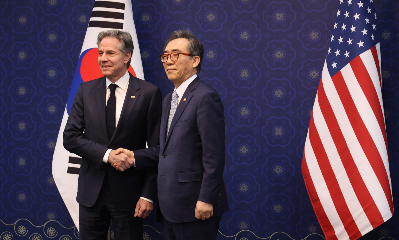 Foreign Minister Cho Tae-yul (right) and US Secretary of State Antony Blinken pose for a photo ahead of their talks on the margins of the Summit for Democracy forum in Seoul on Monday. (Yonhap)