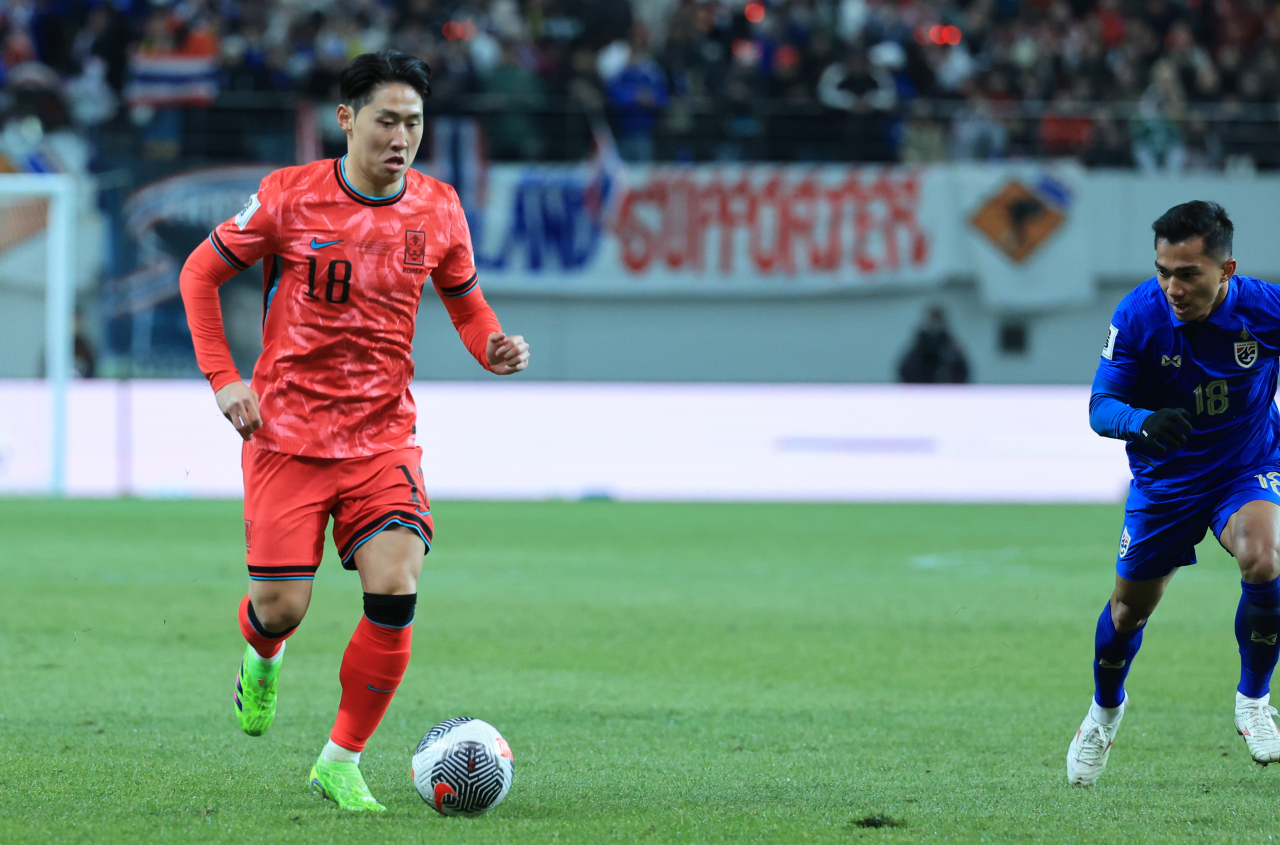 Lee Kang-in of South Korea (left) dribbles the ball against Thailand during the teams' Group C match in the second round of the Asian World Cup qualification tournament at Seoul World Cup Stadium in Seoul, Thursday. (Yonhap)