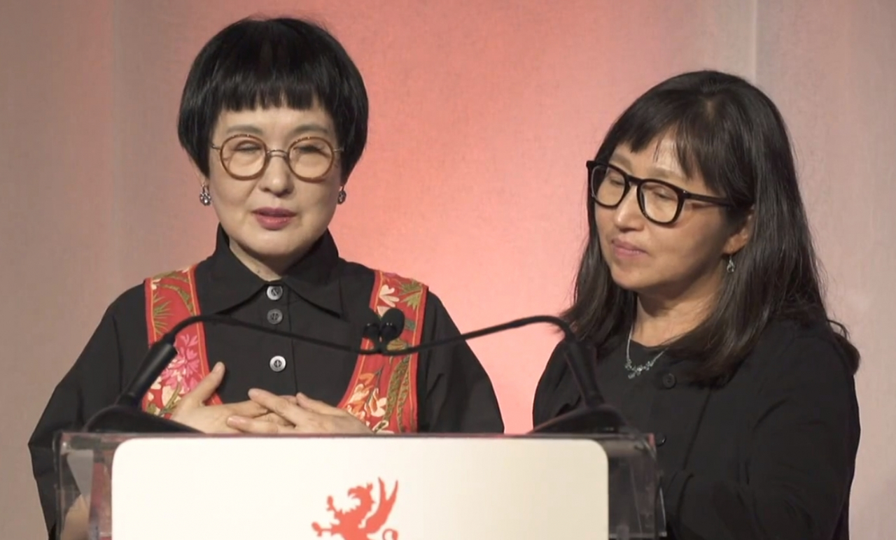 Poet Kim Hye-soon (left) and Don Mee Choi during the award ceremony at the International Griffin Poetry Prize in 2019. (Moonji Publishing)