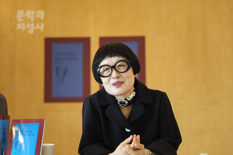 Poet Kim Hye-soon in 2022 (Moonji Publishing)