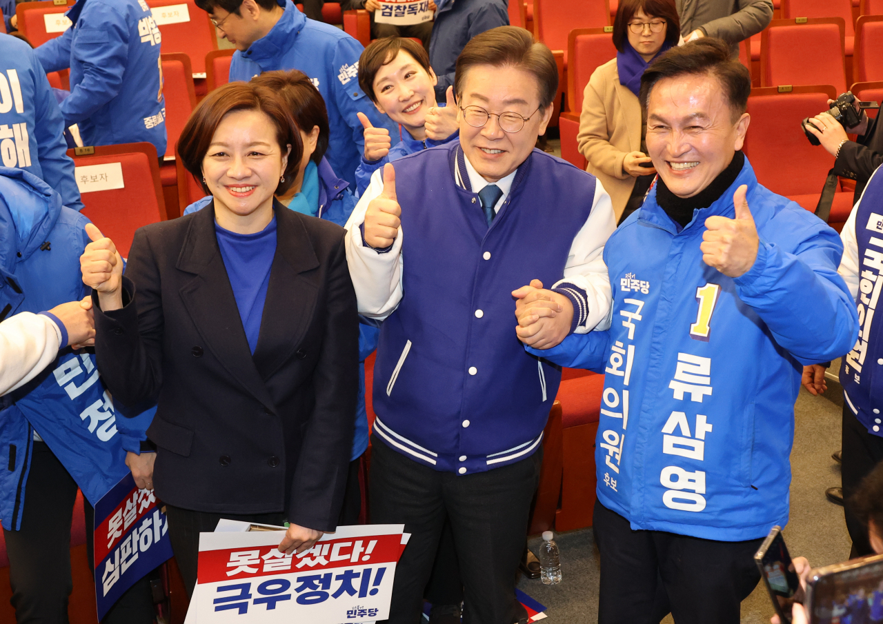 Human rights attorney Cho Soo-jin (left) poses for a photo with Democratic Party of Korea Chair Lee Jae-myung (center) and Ryu Sam-young, a former senior police superintendent, during a party election event held at the National Assembly in Seoul on Wednesday. (Yonhap)