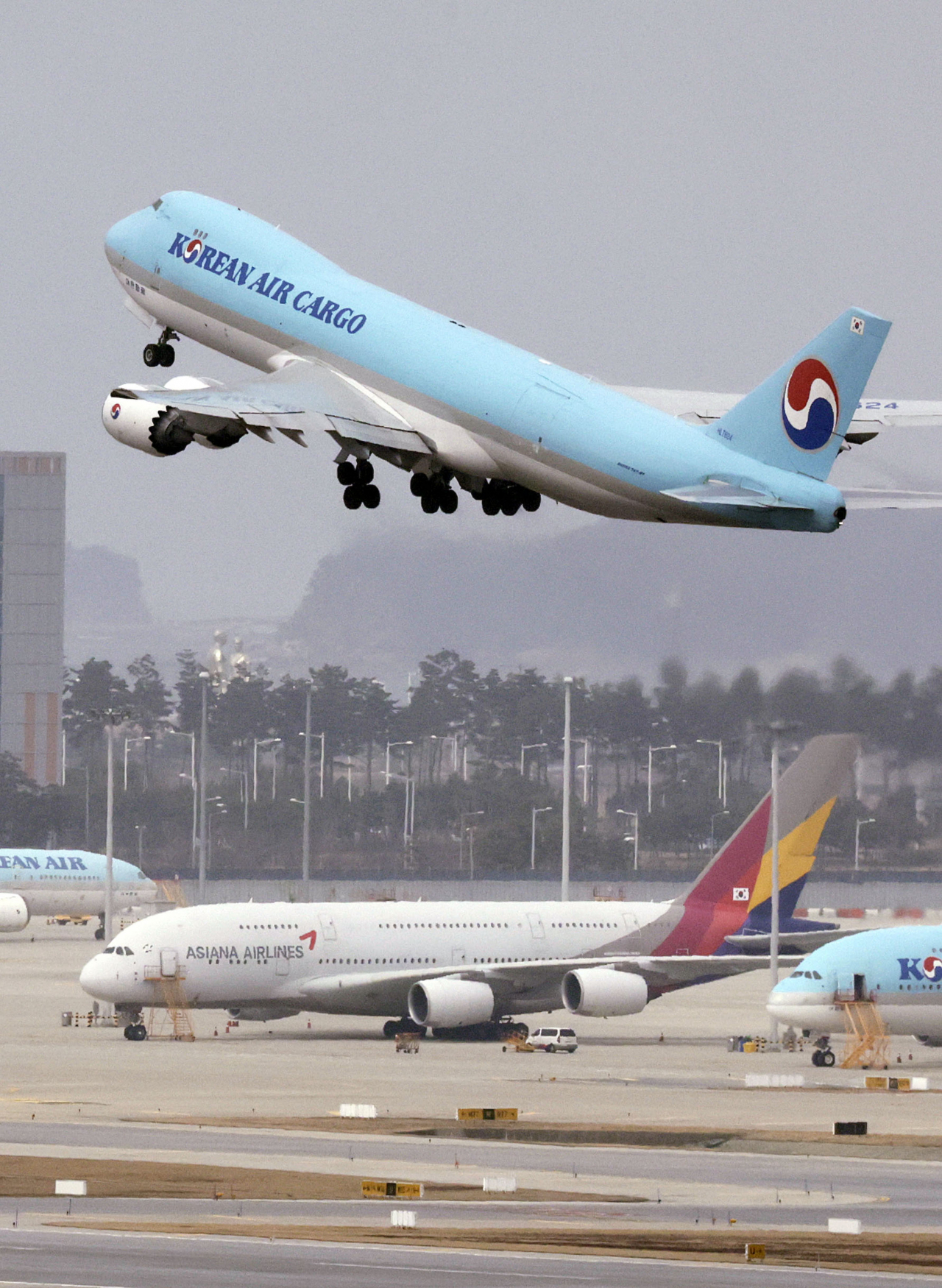 In this unrelated photo from Feb. 14, a Korean Air cargo plane takes off from Incheon Airport. (Newsis)