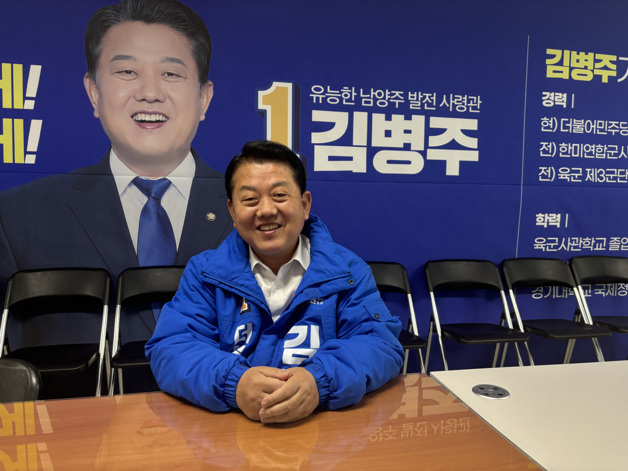 Democratic Party of Korea Rep. Kim Byung-joo, who was deputy commander of the ROK-US Combined Forces Command before entering politics in 2020, speaks to The Korea Herald at his campaign office in Namyangju, Gyeonggi Province, Tuesday. (Kim Arin/The Korea Herald)