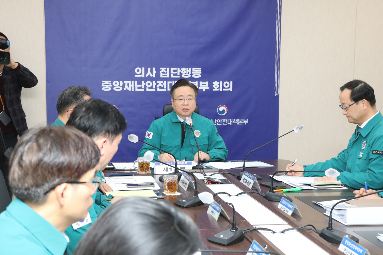 South Korean Welfare Minister Cho Kyoo-hong presides over a Health Ministry Emergency Measures Committee held at the government complex in Sejong, on Monday. (Yonhap)