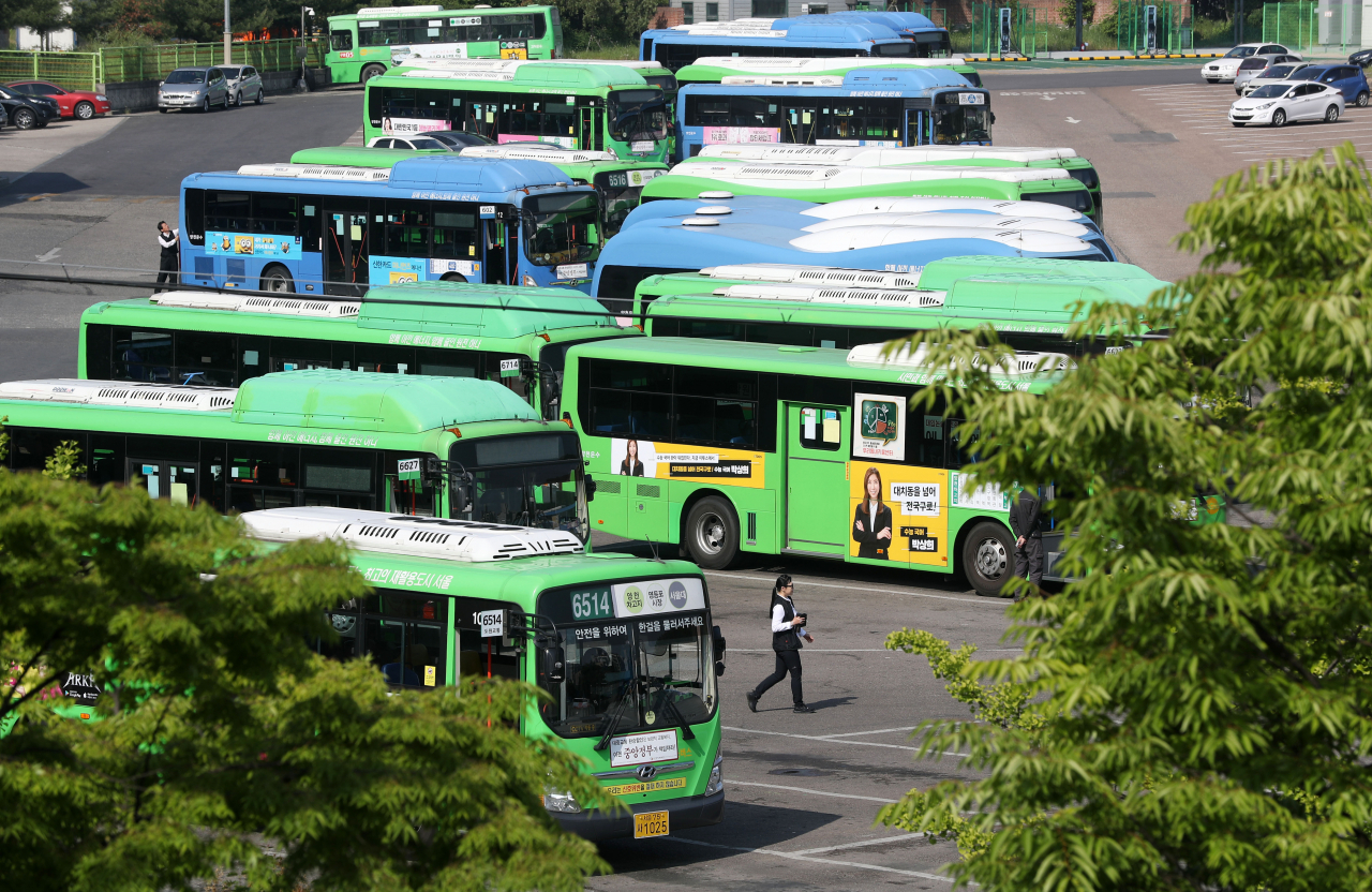 A file photo of city buses in Seoul (Newsis)