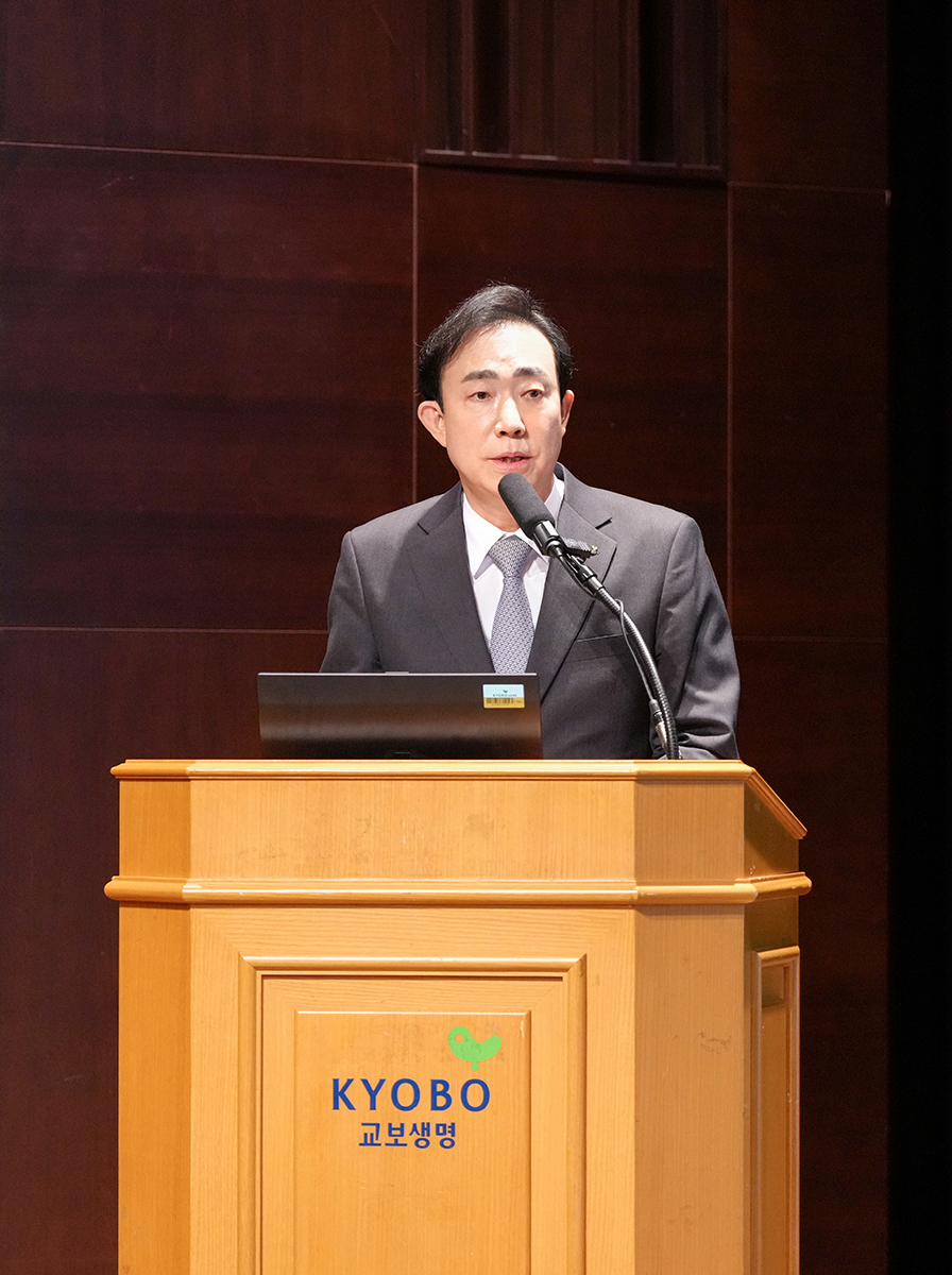 Kyobo Life Insurance CEO Cho Dae-kyu speaks during his inaugural ceremony held at the company's headquarters in Gwanghwamun, central Seoul, Monday. (Kyobo Life Insurance)