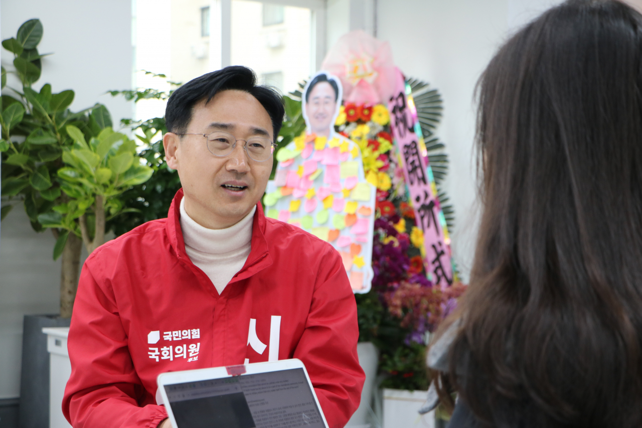 Shin Beom-chul, a National Assembly member candidate who was President Yoon Suk Yeol’s first vice defense chief, speaks to The Korea Herald at his campaign office in Cheonan, South Chungcheong Province, on March 19. (Kim Arin/The Korea Herald)
