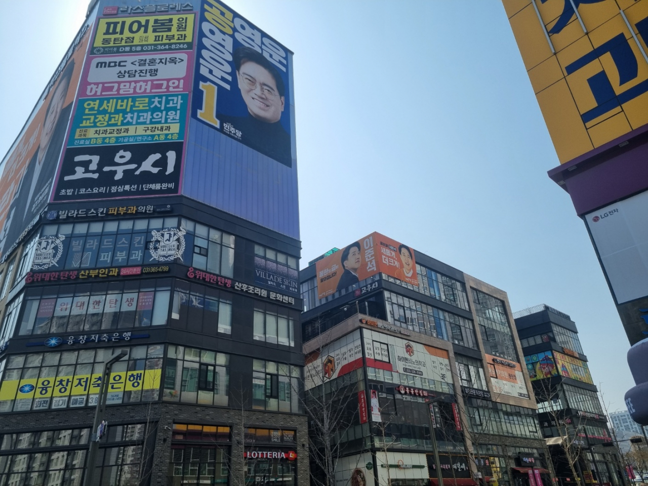 In this photo, parliamentary election candidates in the Hwaseong-B constituency have posted election campaign posters on commercial buildings in Dongtan, a commuter city in Hwaseong, Gyeonggi Province, (Son Ji-hyoung/The Korea Herald)