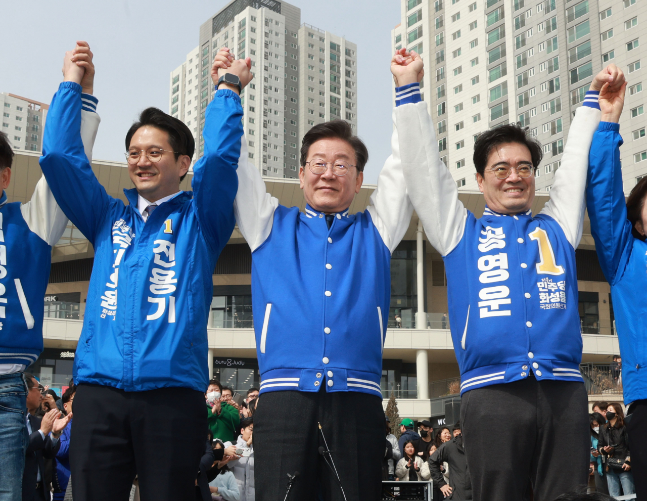 Kong Young-woon (right), the candidate for the Hwaseong-B electoral district representing the main opposition Democratic Party of Korea, poses with Democratic Party Chair Rep. Lee Jae-myung during their visit to Dongtan, a commuter city in Hwaseong, Gyeonggi Province, on March 17. (Yonhap)