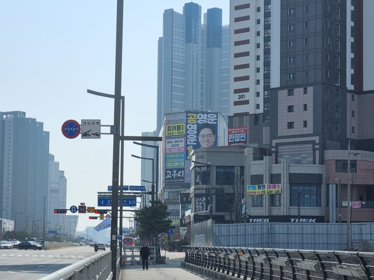 In this photo, parliamentary election candidates in the Hwaseong-B constituency have posted election campaign posters on commercial buildings in Dongtan, a commuter city in Hwaseong, Gyeonggi Province, (Son Ji-hyoung/The Korea Herald)