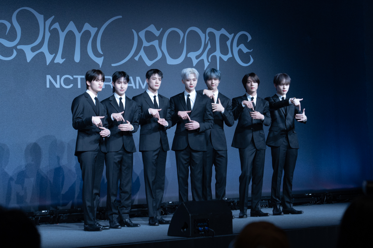 From left: NCT Dream members Mark, Renjun, Jeno, Jaemin, Jisung, Haechan and Chenle pose for a photo during a press conference held at Grand Walkerhill Seoul, Gwangjin-gu, Seoul, Monday. (Hwang Yun-ha/The Korea Herald)