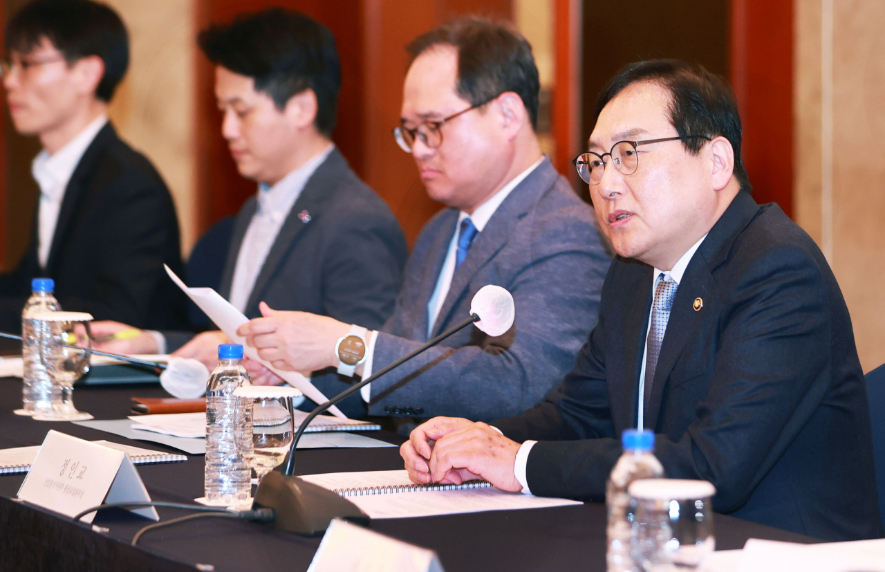 Trade Minister Cheong In-kyo (right) speaks during a meeting in Seoul on Wednesday, in this file photo provided by the Ministry of Trade, Industry and Energy. (Yonhap)