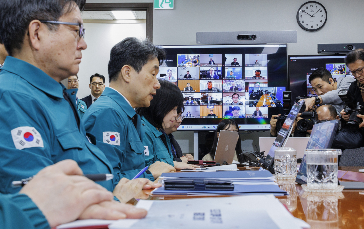 Education Minister Lee Ju-ho (second from left) speaks during an online meeting on Friday, with the presidents of universities that operate medical schools. (Yonhap)