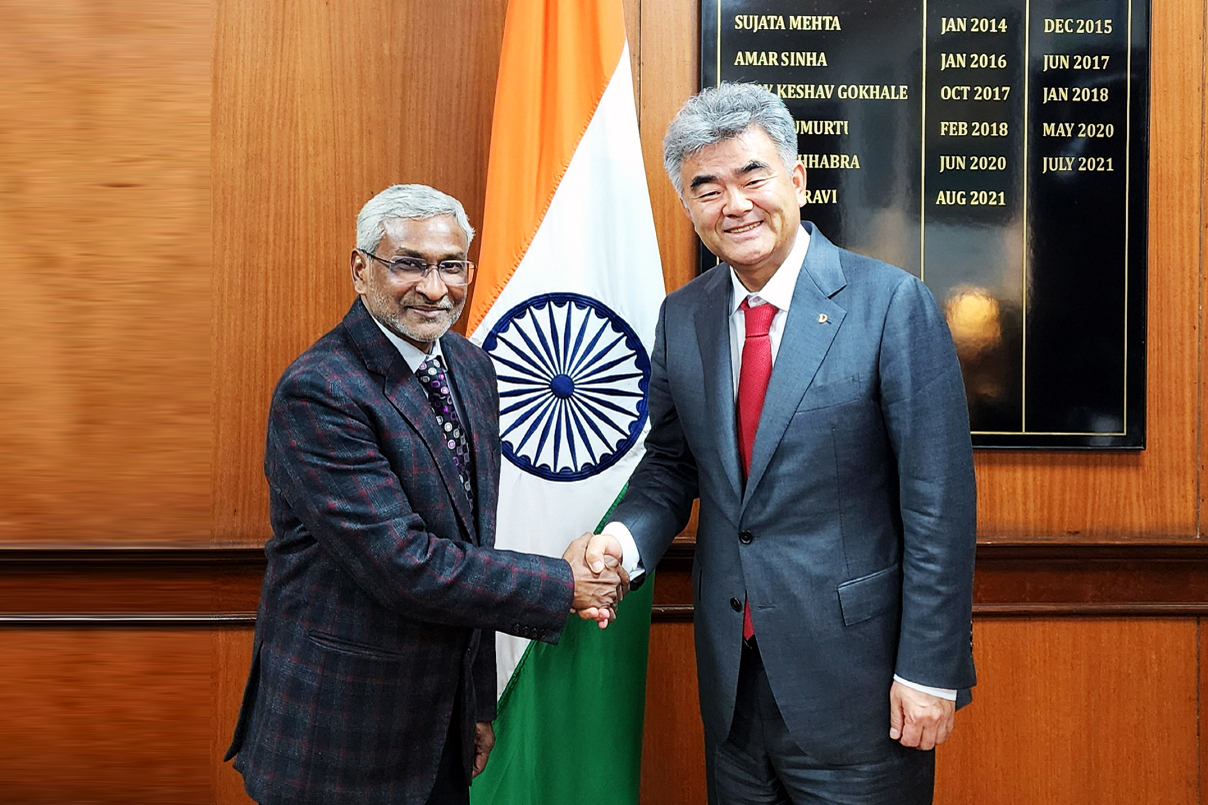 Daewoo E&C Chairman Jung Won-ju (right) shakes hands with Dammu Lavi, economic relations secretary at India's Ministry of External Affairs, in New Delhi on Feb. 2. (Daewoo E&C)