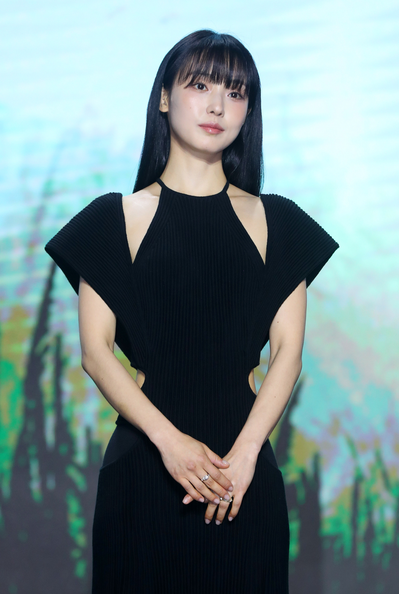 Jeon So-nee poses for a photo during a press conference in Yongsan-gu, Seoul, Tuesday. (Newsis)