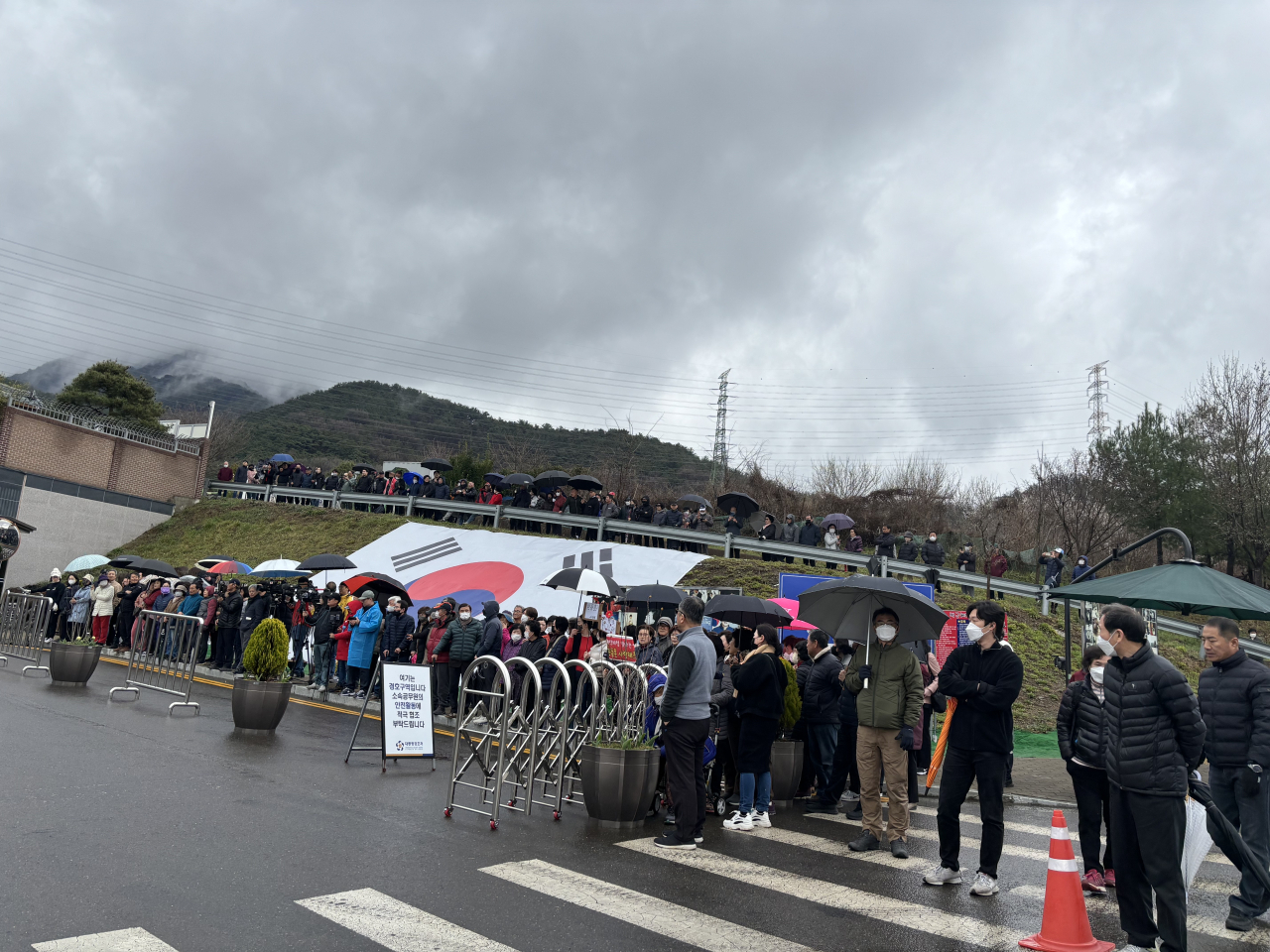 Crowds wait outside the home of former President Park Geun-hye in Daegu on Tuesday, following news that leaders of the ruling People Power Party were due to visit. (Kim Arin/The Korea Herald)