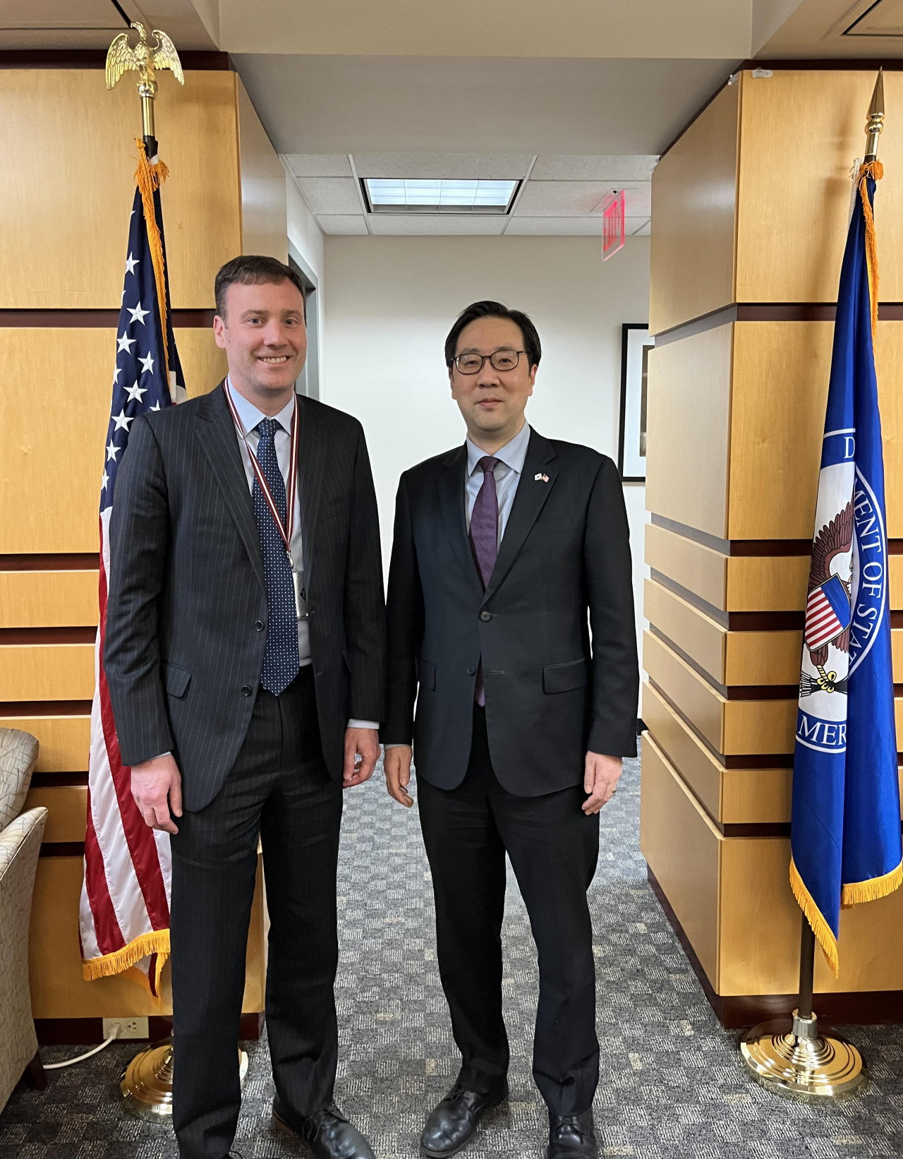 Lee Jun-il (Rignt), South Korea's deputy nuclear envoy, and US Deputy Special Representative for North Korea Lyn Debevoise poses for a photo before the inaugural meeting of the South Korea-US bilateral Enhanced Disruption Task Force on Tuesday. (Yonhap)