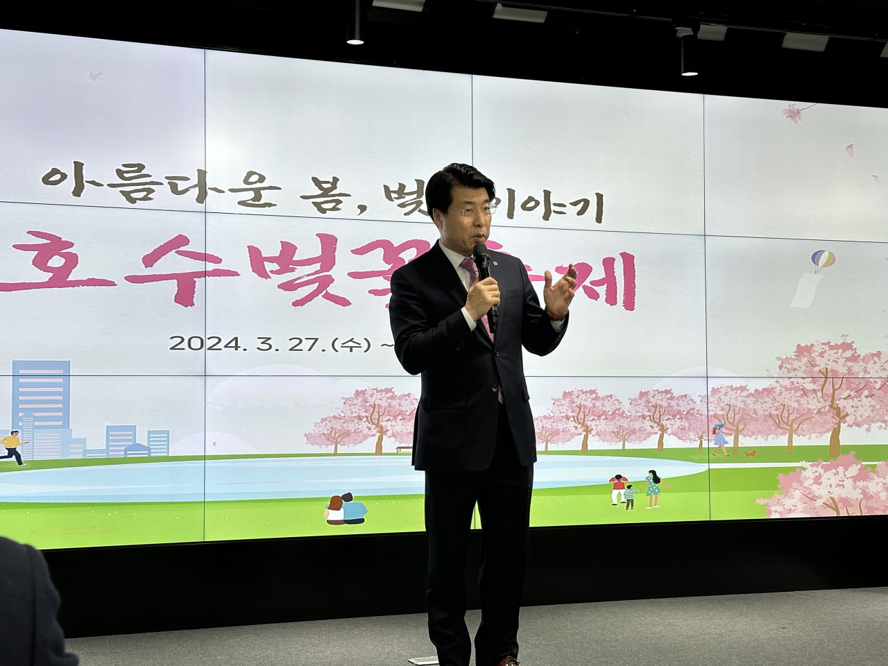 Songpa-gu head Seo Kang-seok speaks during a press conference on Monday. (Lee Jung-joo/The Korea Herald)
