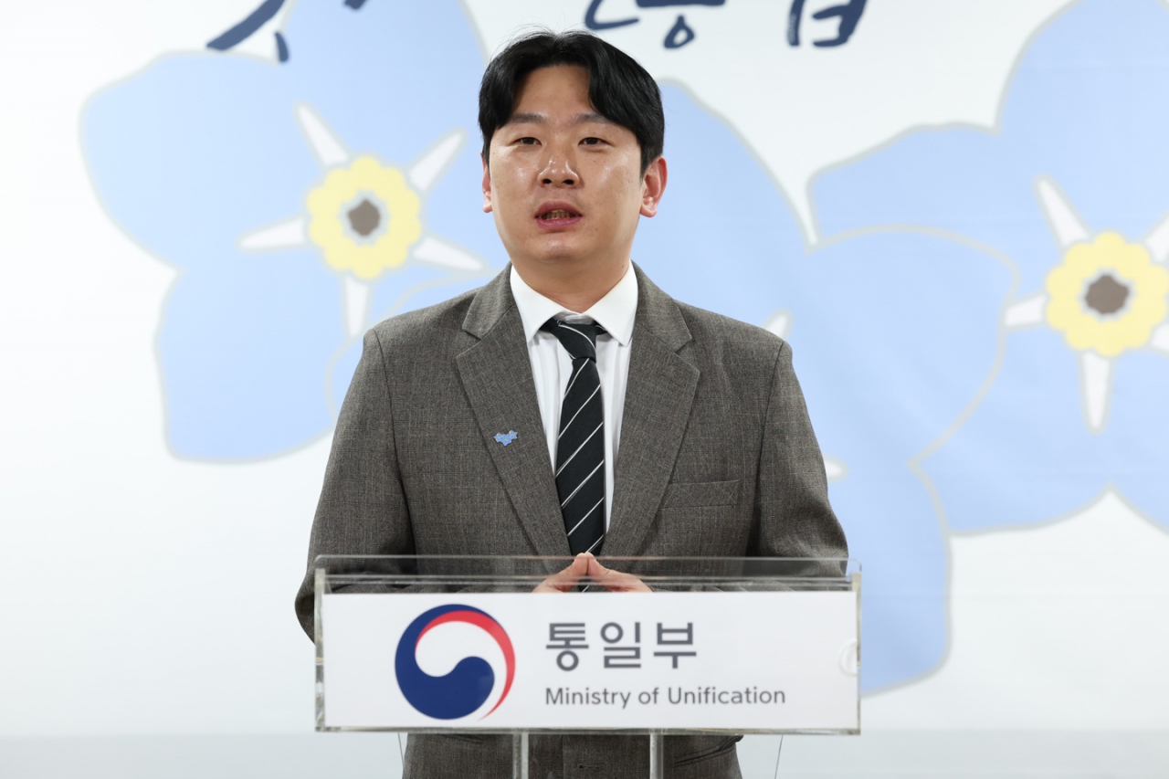 Choi Jin-young, the son of Choi Chun-gil, a missionary abducted by North Korea in Dandong, China in 2014, shares his thoughts after receiving a forget-me-not badge from Unification Minister Kim Yung-ho on Wednesday. (Unification Ministry)