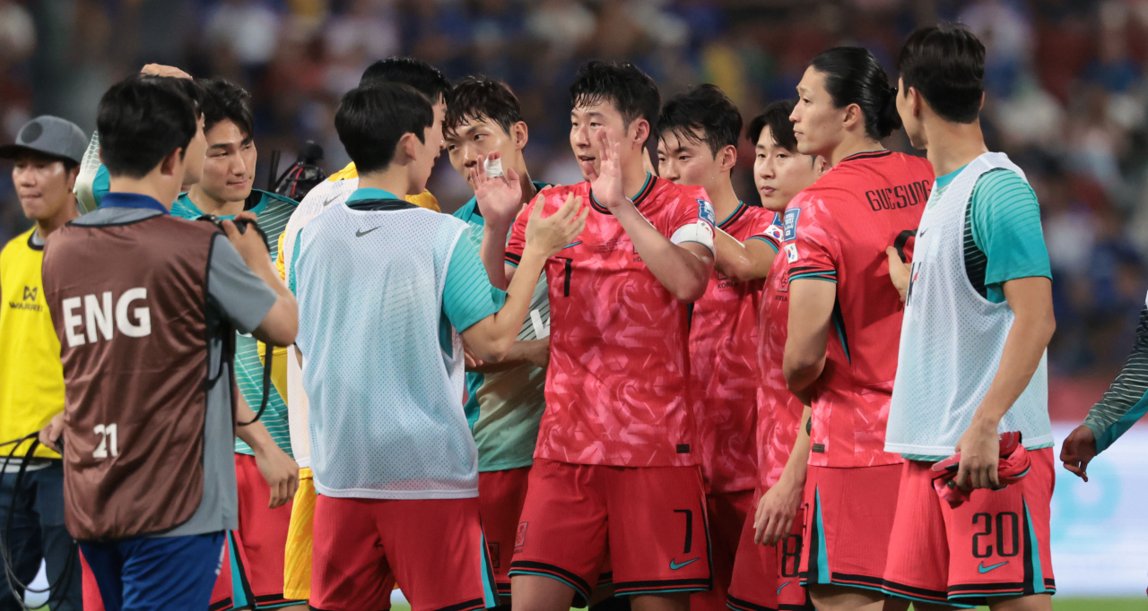 South Korean players celebrate their 3-0 win over Thailand in the teams' Group C match in the second round of the Asian World Cup qualification tournament at Rajamangala Stadium in Bangkok, Tuesday. (Yonhap)