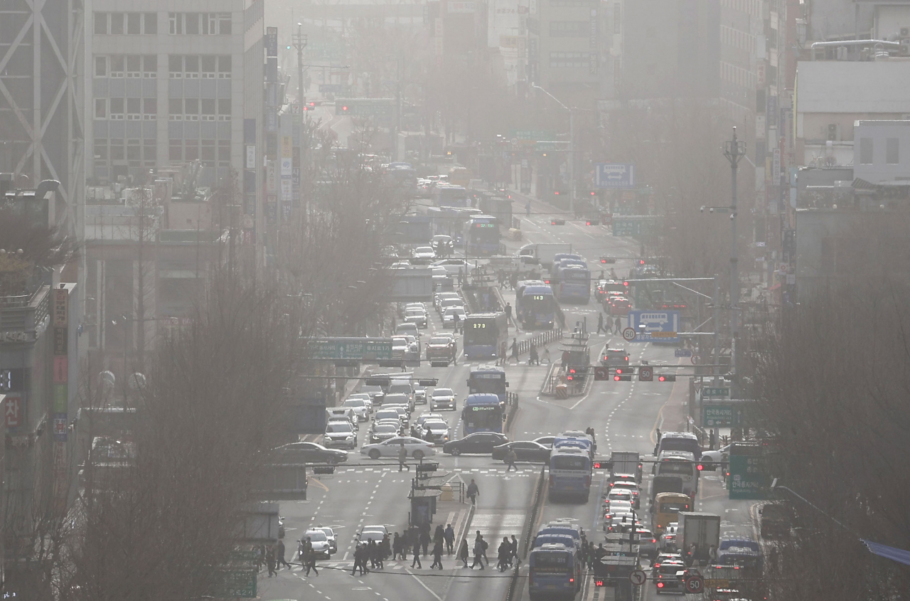 The streets of Jongro-gu, Seoul are enveloped in a yellowish grey haze on Friday morning as the fine dust concentration in the central region is at a 