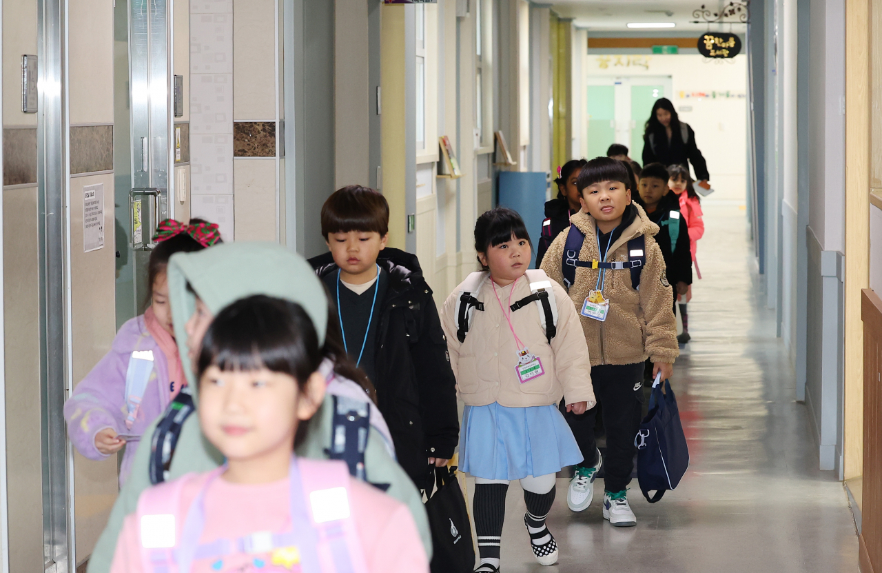 Children walk into a classroom of an elementary school, March 4. (Yonhap)