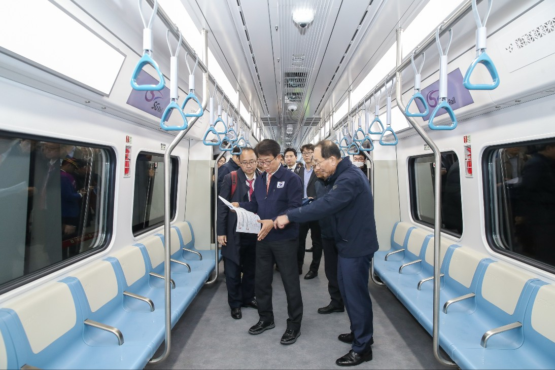 Land Minister Park Sang-woo (center) inspects a GTX-A train on Thursday at Suseo Station in Gangnam-gu, southern Seoul, before the rail line's first leg begins service on Saturday. (Yonhap)