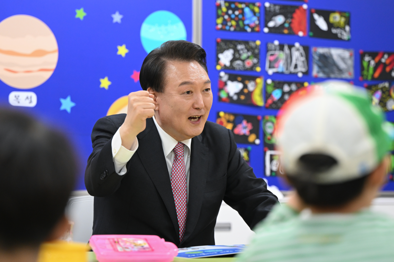 President Yoon Suk Yeol delivers a special after-school lecture at Ain Elementary School in Hwaseong, Gyeonggi Province. (Presidential Office)