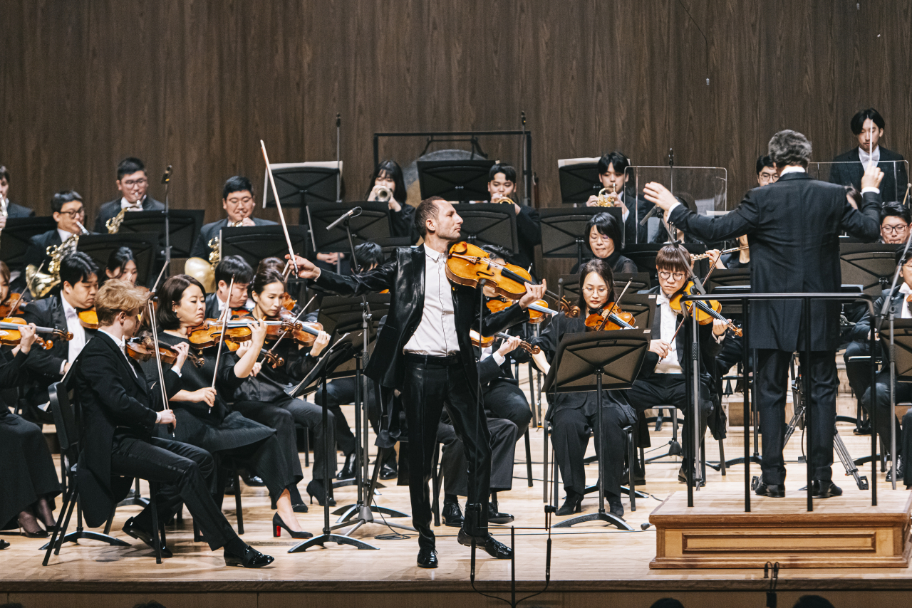 French violist Antoine Tamestit performs with the Tongyeong Festival Orchestra conducted by Stanislav Kochanovsky during the opening concert of the Tongyeong International Music Festival at Tongyeong Concert Hall in Tongyeong, South Gyeongsang Province on Friday. (TIMF)