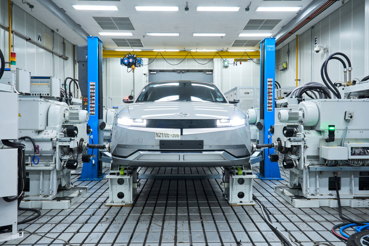 A Hyundai Ioniq 5 vehicle undergoes a four-axis test for all wheels, subjecting it to lifelike scenarios at the automaker's Namyang Technology Research Center. (Hyundai Motor Group)
