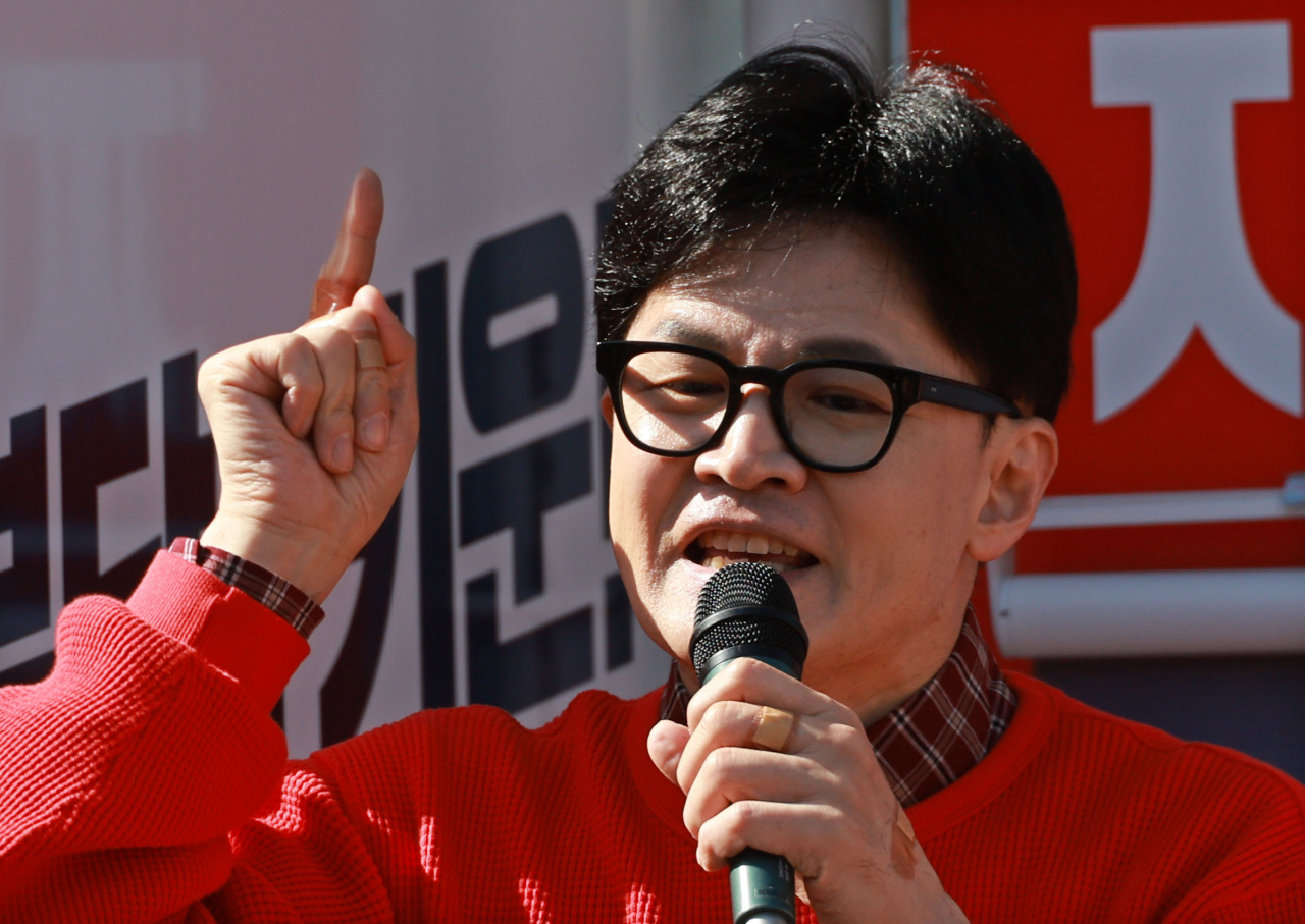 People Power Party interim Chair Han Dong-hoon speaks on the campaign trail in Bundang, Gyeonggi Province, Sunday. (Yonhap)