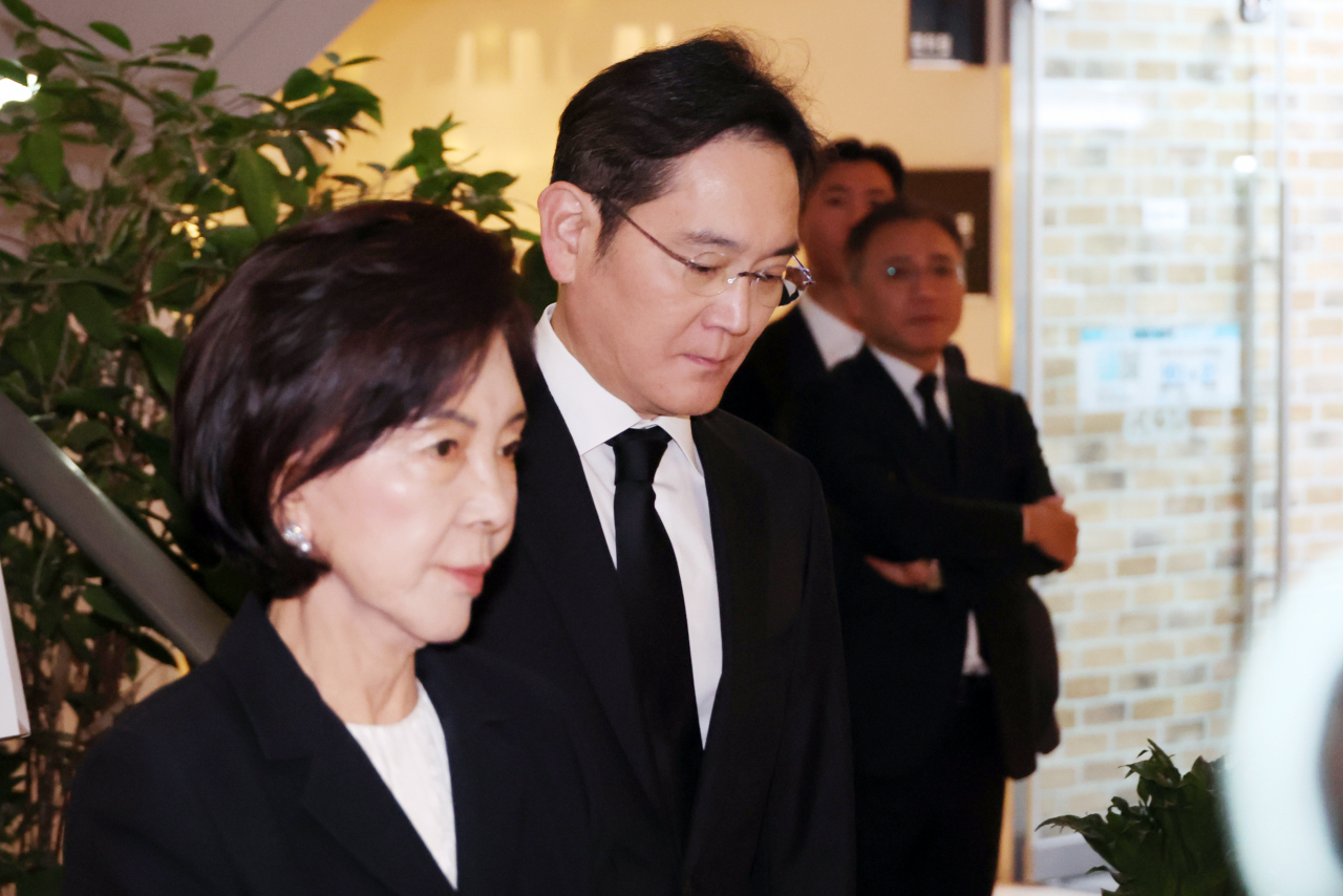 Samsung Electronics Chairman Lee Jae-yong (right) and his mother Hong Ra-hee, former director of Leeum Samsung Museum of Art, visit the funeral altar for Cho Suck-rai, late former honorary chairman of Hyosung Group, set up at Severance Hospital in Seoul on Saturday. (Yonhap)