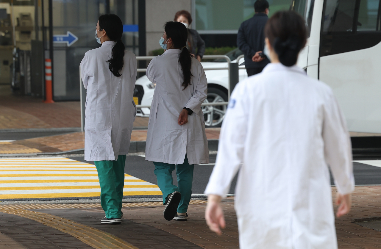 Medical personnel are seen at a large hospital in Seoul on Friday. (Yonhap)