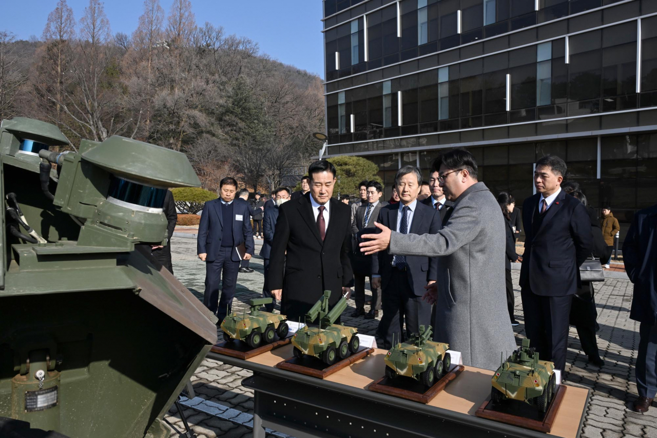 Defense Minister Shin Won-sik (Left) is briefed on artificial intelligence-based manned-unmanned teaming systems at the Agency for Defense Development in Daejeon on Jan. 12. (The defense ministry)