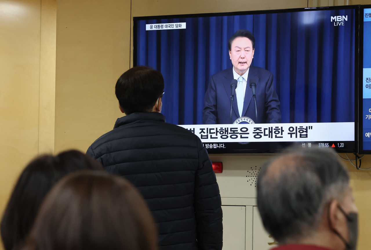 Patients watch a news report of President Yoon Suk Yeol delivering an address to the nation on the medical school expansion at a hospital in Seoul on Monday. (Yonhap)
