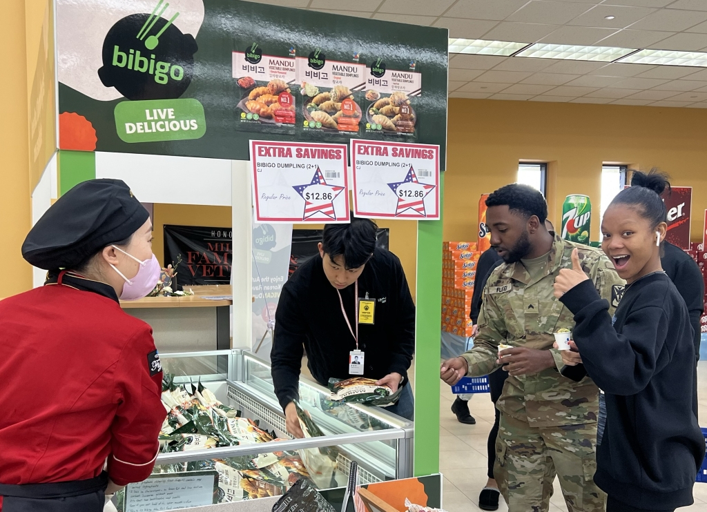 US soldiers and military officials try out Bibigo's plant-based dumplings at a grocery store on a US military base in Korea. (CJ CheilJedang)