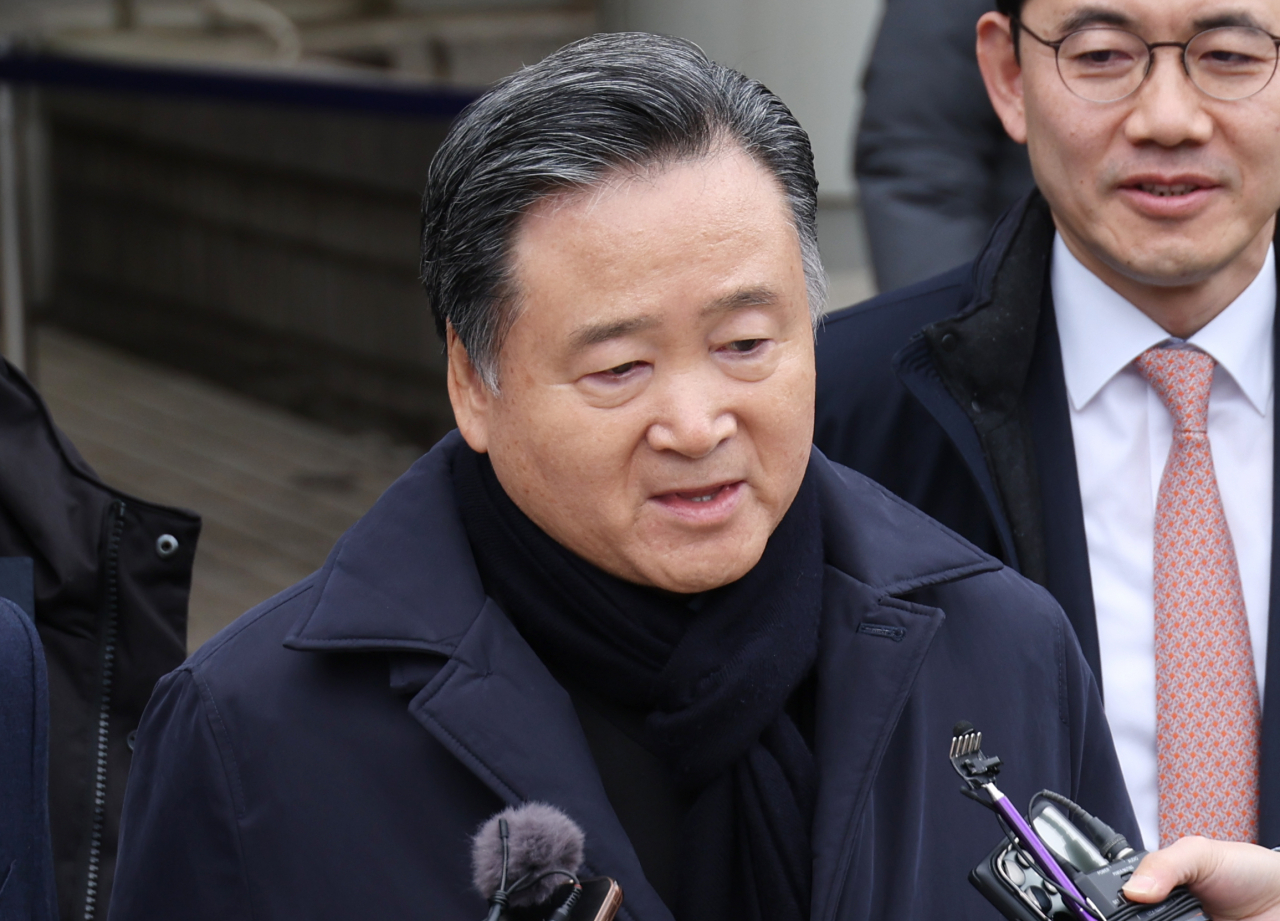 SPC Group Chair Hur Young-in leaves the Seoul Central District Court on Feb. 2, after being acquitted of charges related to evading gift taxes through undervalued share transactions. (Lim Sae-jun/The Korea Herald)