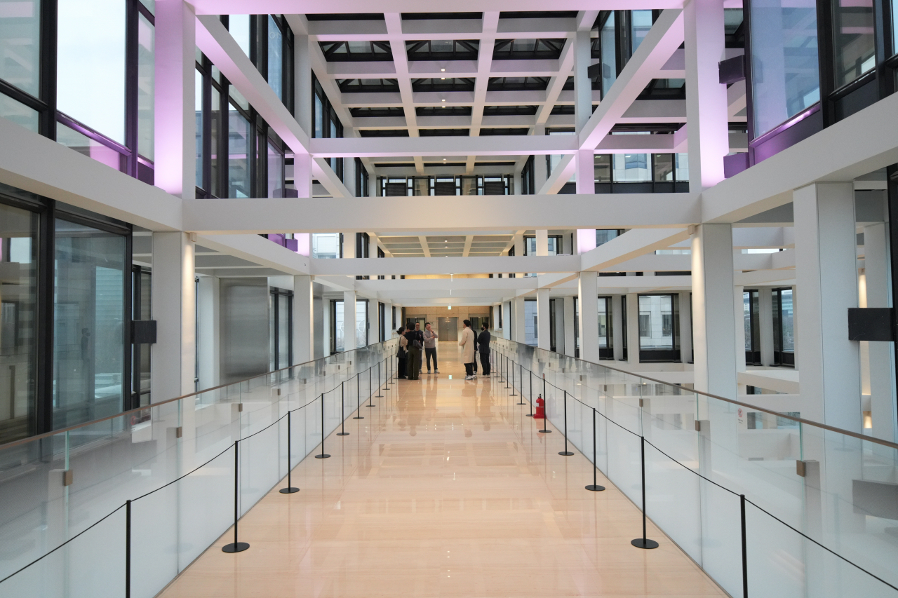 The new Twin Bridge, which connects the second floors of the LG headquarters' two main buildings. (LG Group)